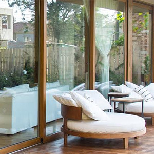 Herraje multipunto para mayor seguridad y topes laterales para un cierre suave